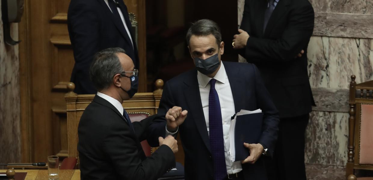Κυριάκος Μητσοτάκης και Χρήστος Σταϊκούρας στη Βουλή 