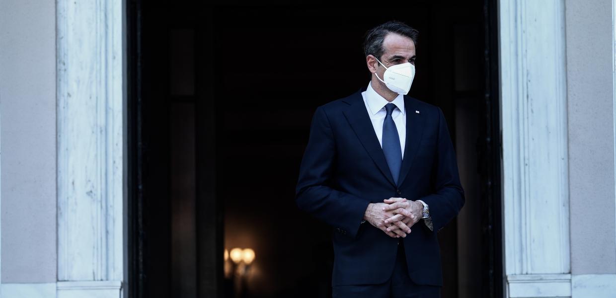 Ο Κυριάκος Μητσοτάκης με μάσκα έξω από το Μέγαρο Μαξίμου
