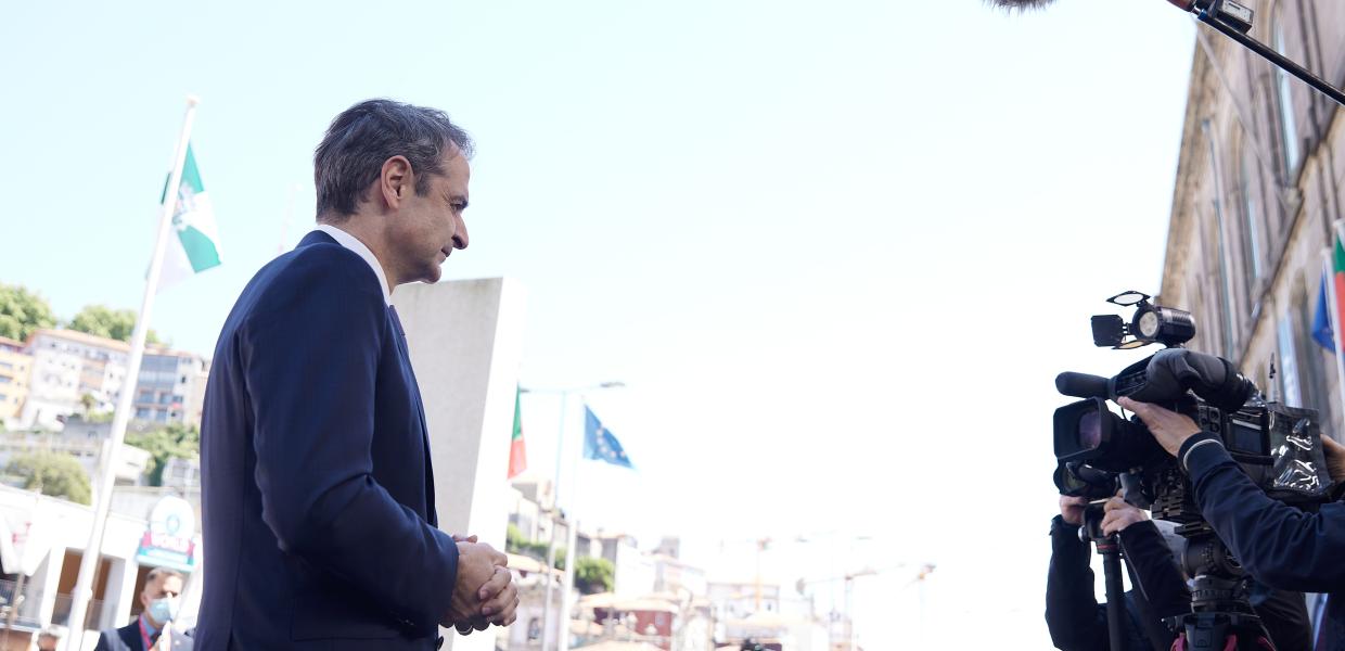 Ο Κυριάκος Μητσοτάκης κάνει δηλώσεις στο Πόρτο