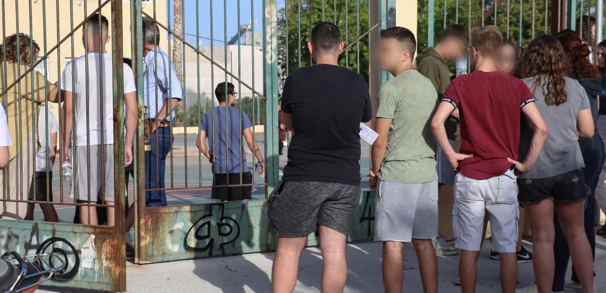Μαθητές έξω από λύκειο λίγο πριν τις πανελλαδικές εξετάσεις