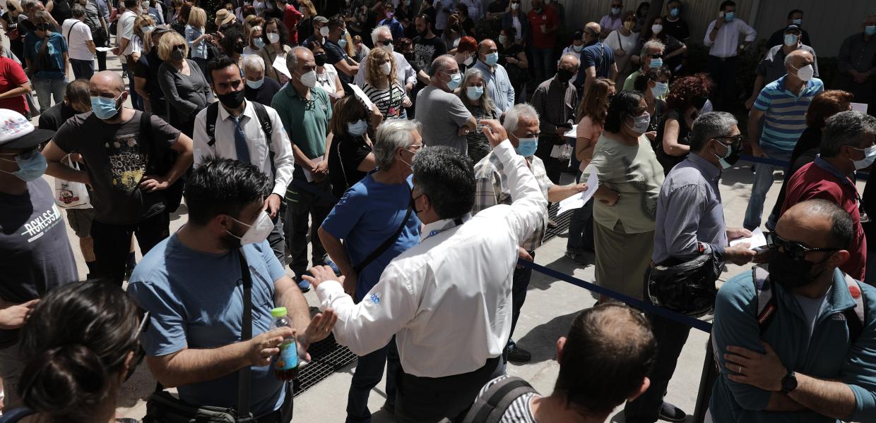 Κόσμος έξω από το εμβολιαστικό κέντρο στο Περιστέρι