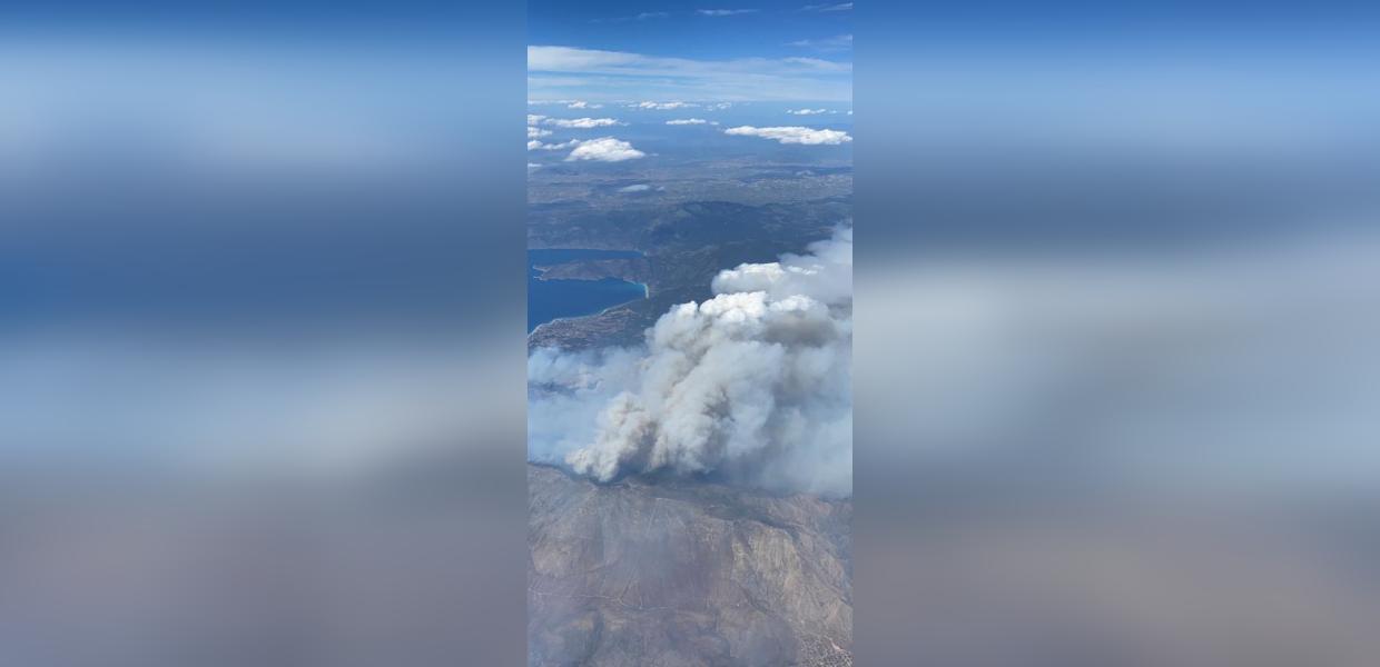 Οι καπνοί της πυρκαγιάς στην Κορινθία από αεροπλάνο