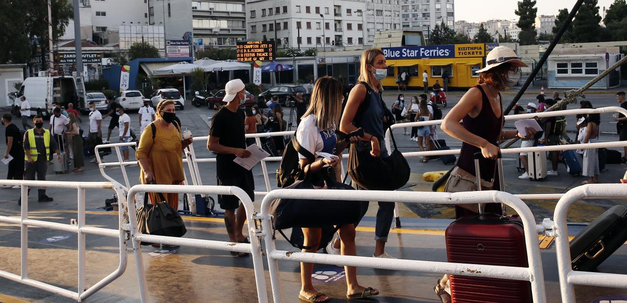πλοίο μάσκες Πειραιάς διακοπές