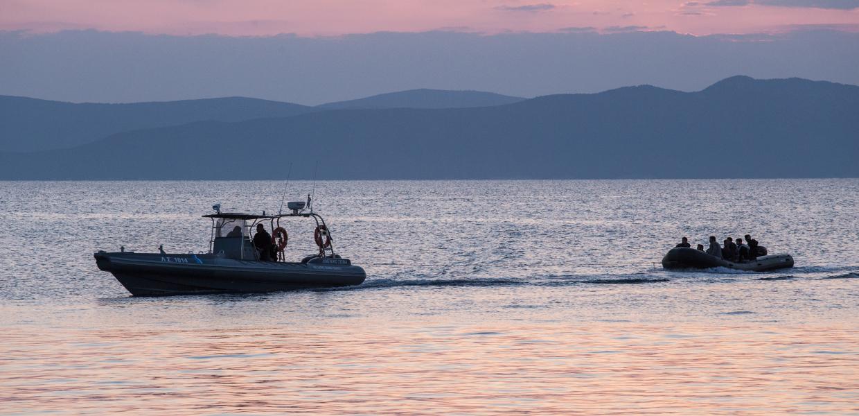 Λιμενικό και βάρκα με πρόσφυγες