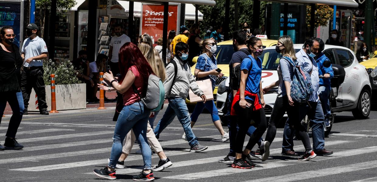 Κόσμος στην πλατεία Συντάγματος εν μέσω lockdown