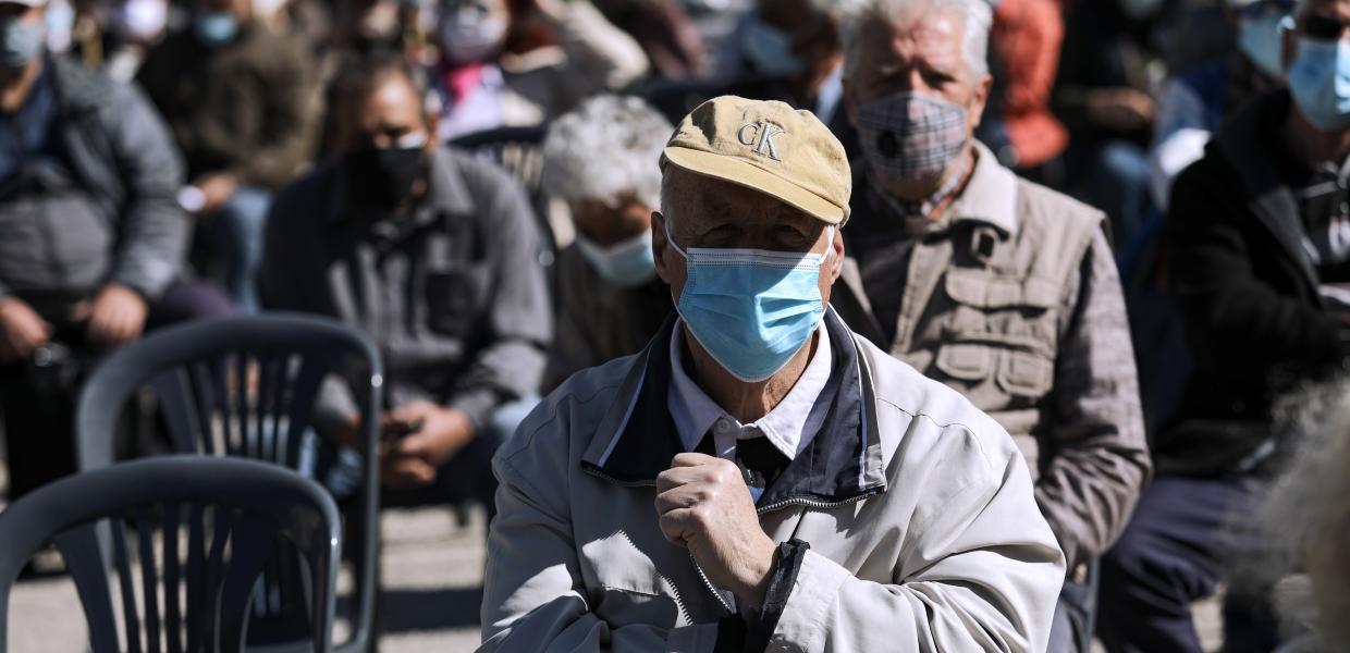 Συνταξιούχοι και ηλικιωμένοι στο κέντρο της Αθήνας