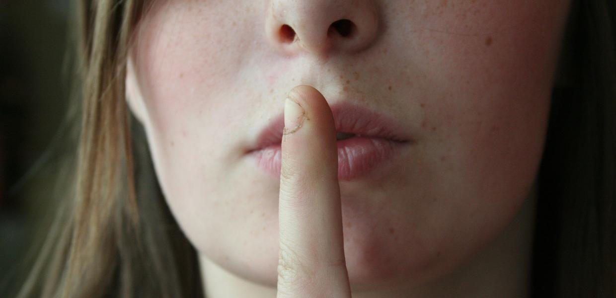 Γυναίκα με το δάκτυλο στο στόμα
