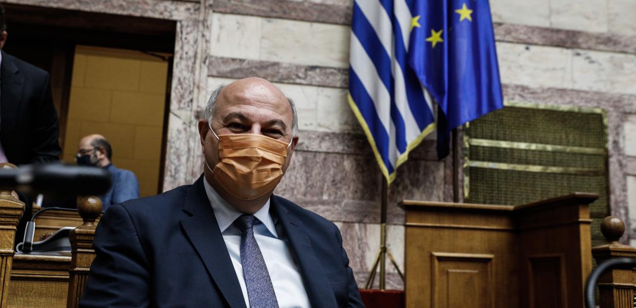 Ο Κώστας Τσιάρας με μάσκα στη Βουλή