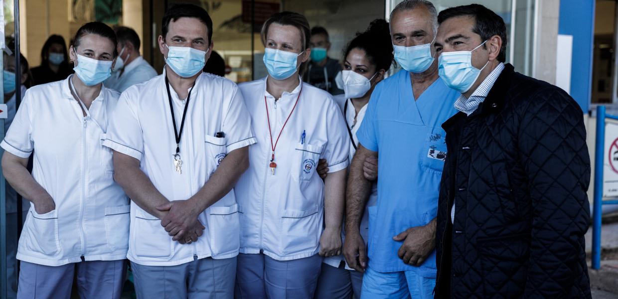 Ο Αλέξης Τσίπρας δίπλα σε γιατρούς και νοσηλευτές