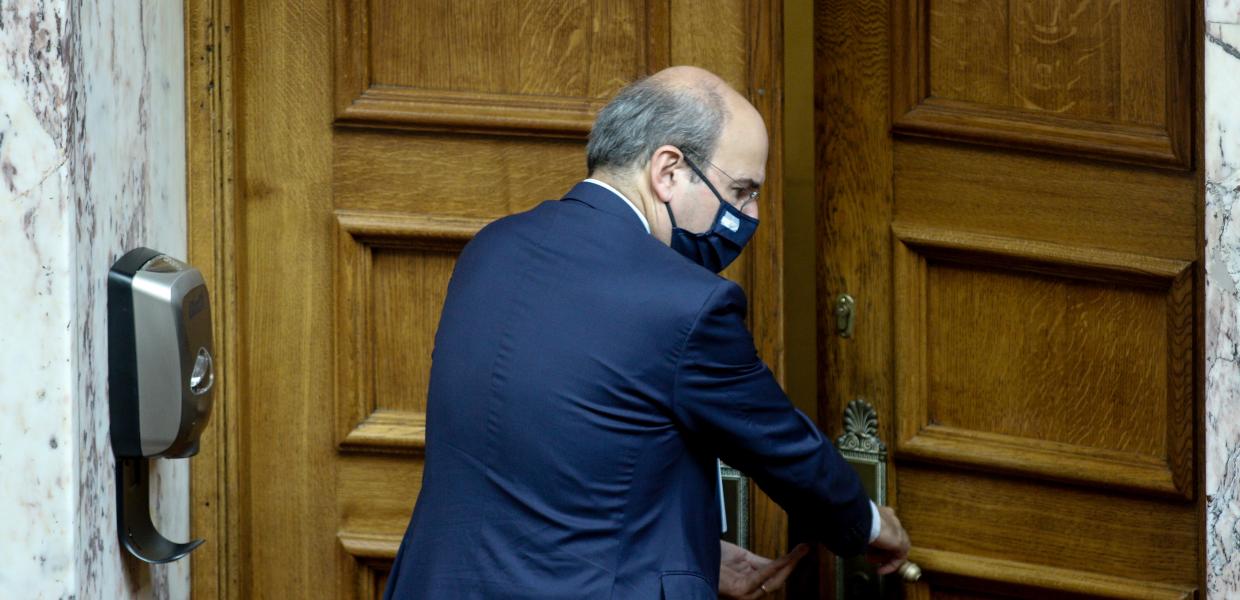 Ο Κωστής Χατζηδάκης εξερχόμενος από τη Βουλή