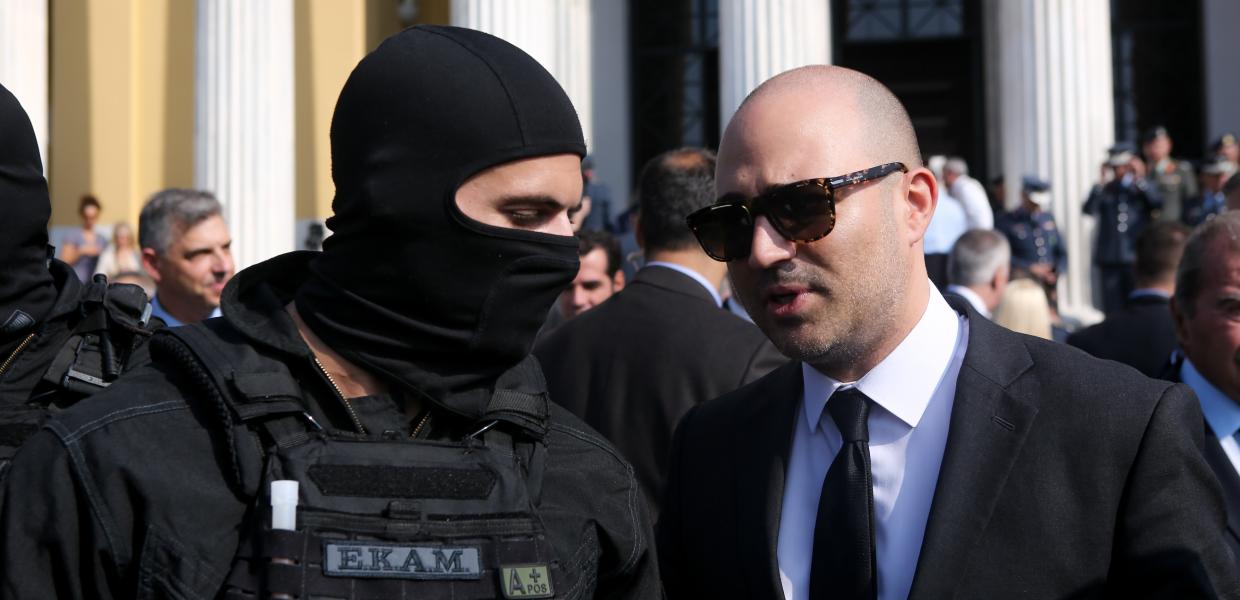 Ο Μπογδάνος με αστυνομικό της ΕΚΑΜ