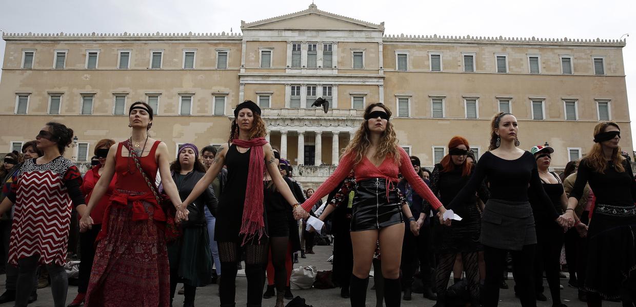 Φεμινίστριες σε διαδήλωση έξω από τη Βουλή