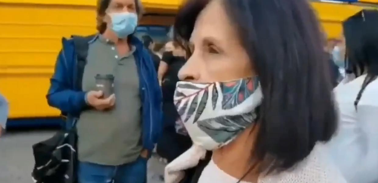 Επιβάτες στο λιμάνι του Πειραιά κατά την απεργία των ναυτεργατών