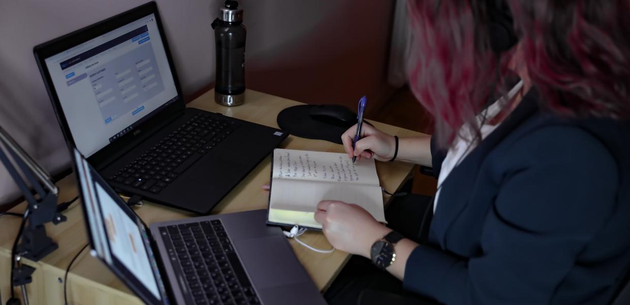 Εργασία τηλεργασία υπολογιστής laptop γραφείο