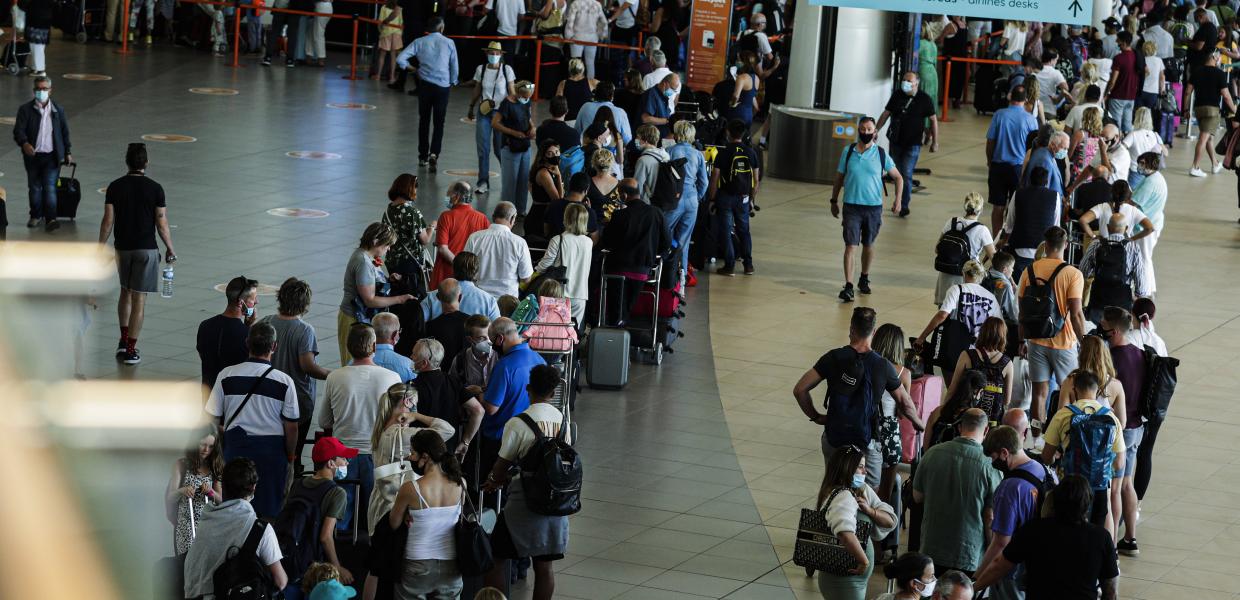 Κόσμος σε αεροδρόμιο στην Πορτογαλία