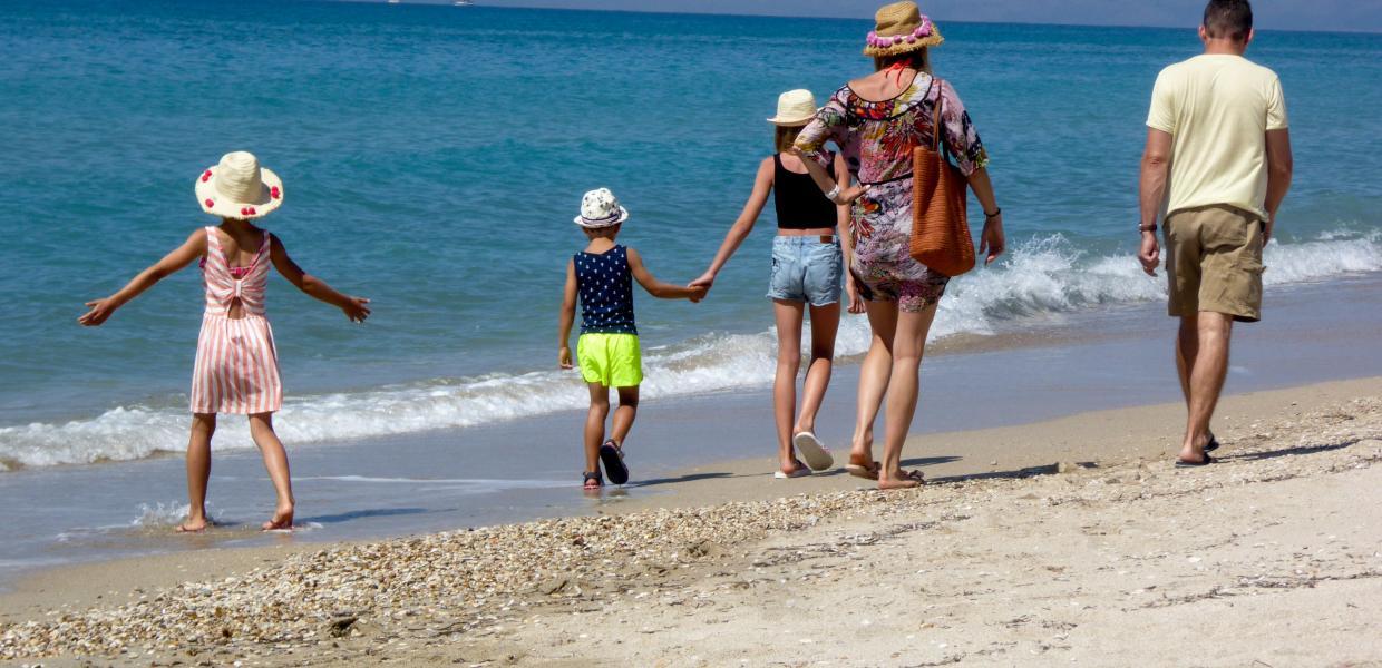Γονείς παιδιά παραλία καλοκαίρι