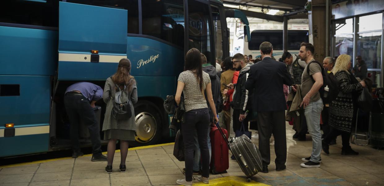 Κόσμος με βαλίτσες στα ΚΤΕΛ Κηφισού