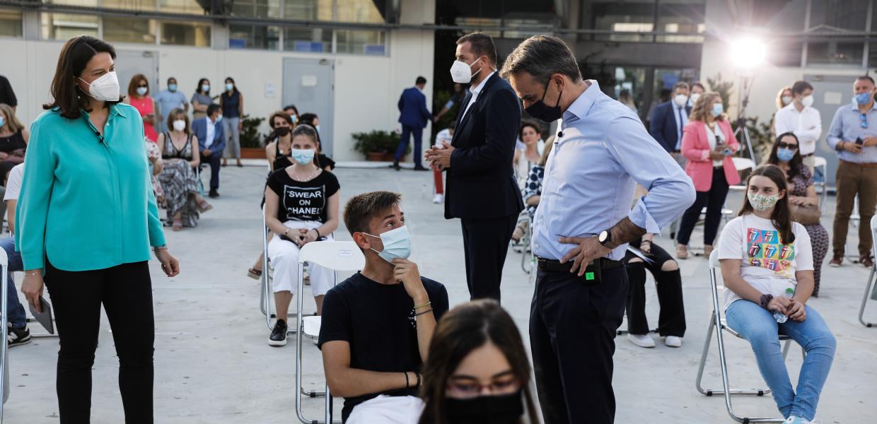 Ο Κυριάκος Μητσοτάκης, η Νίκη Κεραμέως και μαθητής