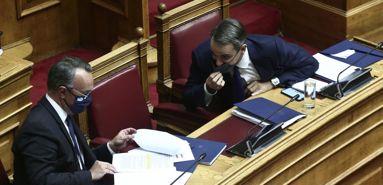 Κυριάκος Μητσοτάκης και Χρήστος Σταϊκούρας στα έδρανα στη Βουλή