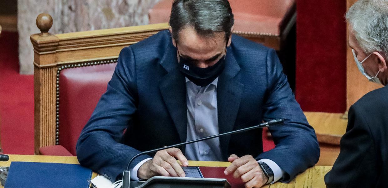 Ο Κυριάκος Μητσοτάκης στο πρωθυπουργικό έδρανο στη Βουλή