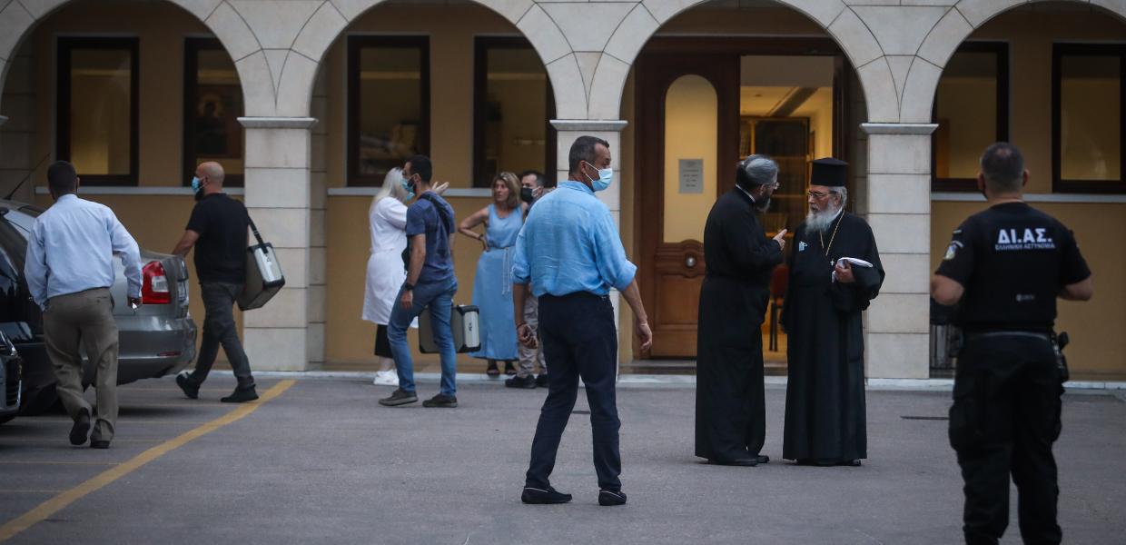Αστυνομικοί στη Μονή Πετράκη