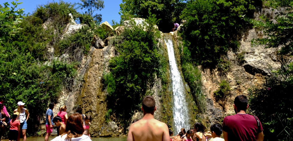 Νέοι σε καταρράκτη