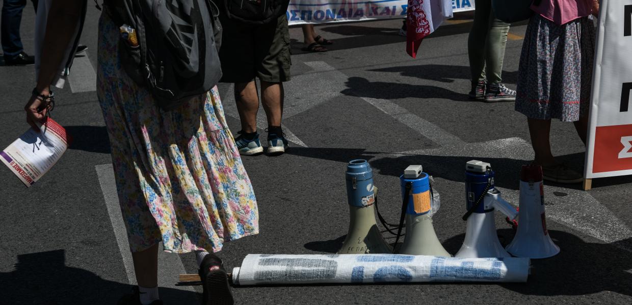 Συγκέντρωση διαμαρτυρίας έξω από τη Βουλή ενάντια στο εργασιακό νομοσχέδιο