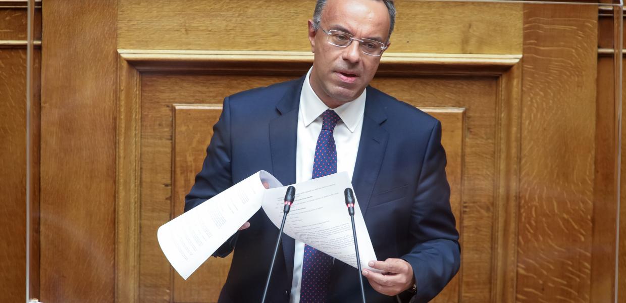 Ο Χρήστος Σταϊκούρας με έγγραφα στη Βουλή