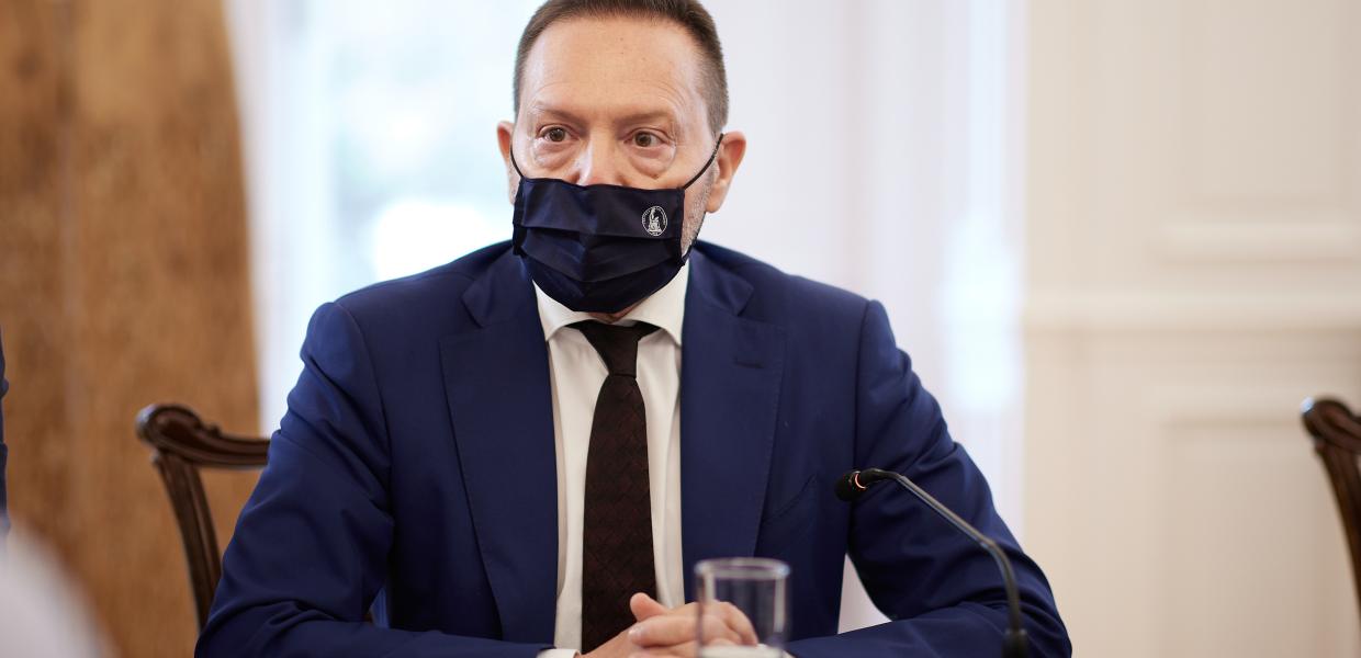 Ο Γιάννης Στουρνάρας με μάσκα