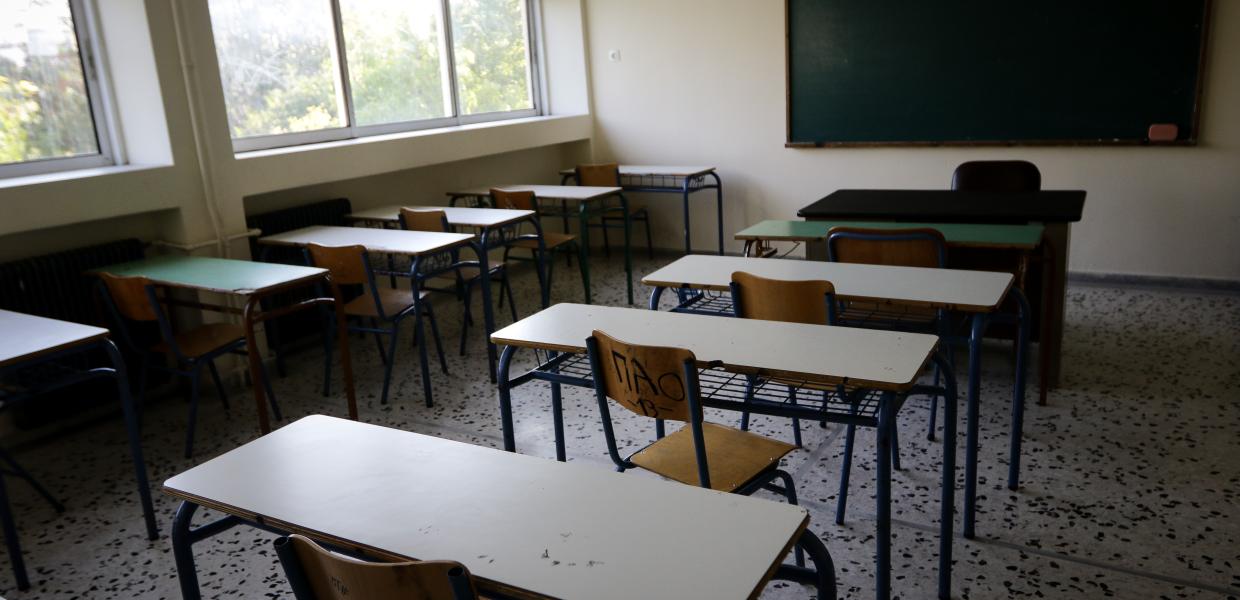 Τάξη άδεια σχολείο θρανία καρέκλες πίνακας