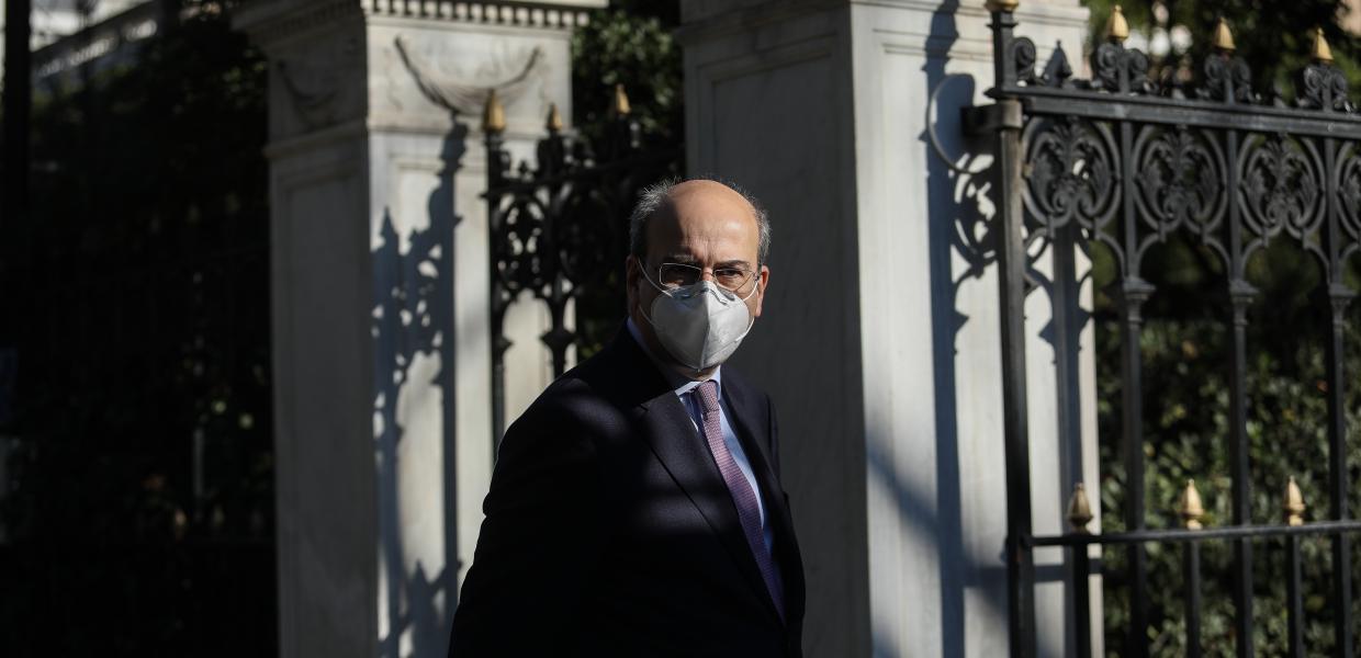 Ο Κωστής Χατζηδάκης έξω από το Προεδρικό Μέγαρο