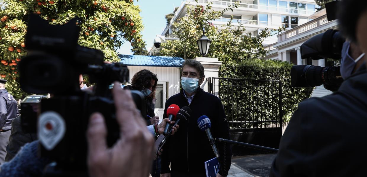 Ο Μιχάλης Χρυσοχοΐδης έξω από το Μέγαρο Μαξίμου