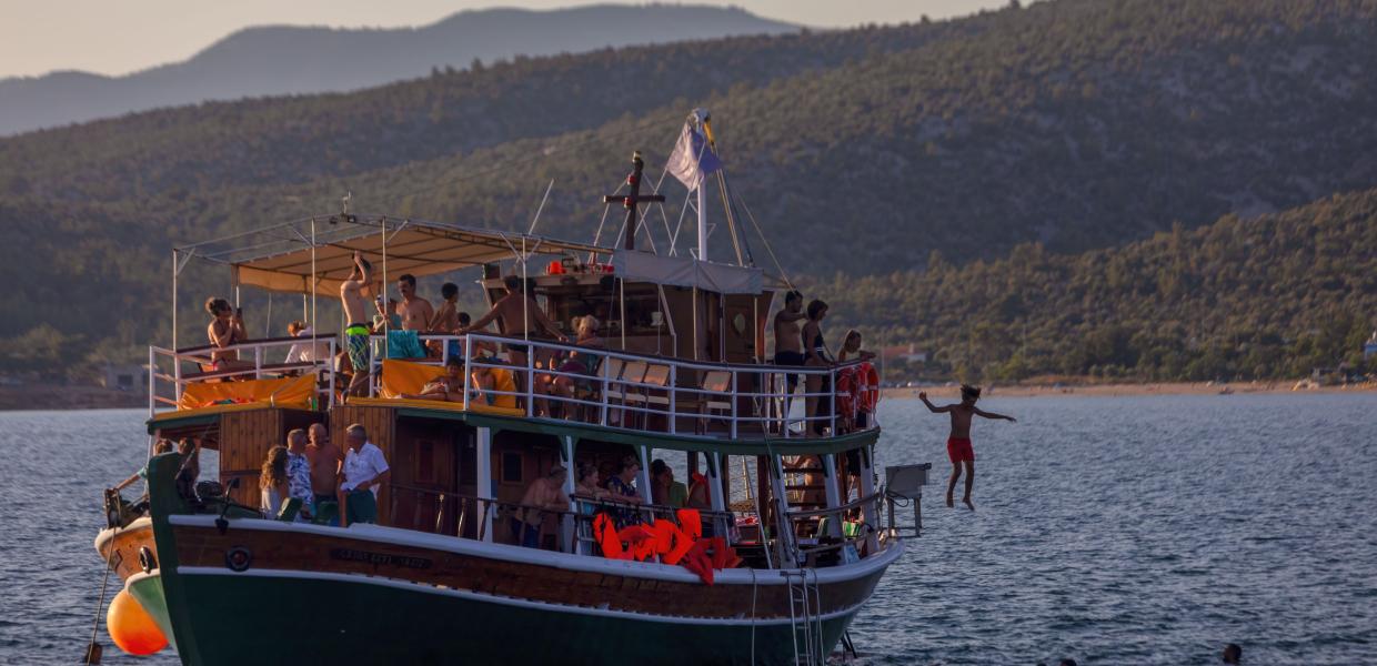 ΤΟΥΡΙΣΜΟΣ ΤΟΥΡΙΣΤΕΣ ΝΗΣΙ ΣΚΑΦΟΣ