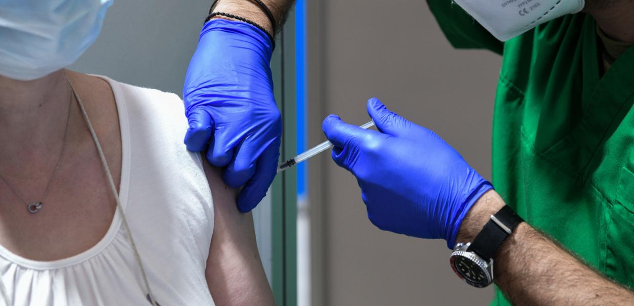 Γυναίκα εμβολιάζεται στο εμβολιαστικό κέντρο «Προμηθέας» στο Μαρούσι Αττικής.