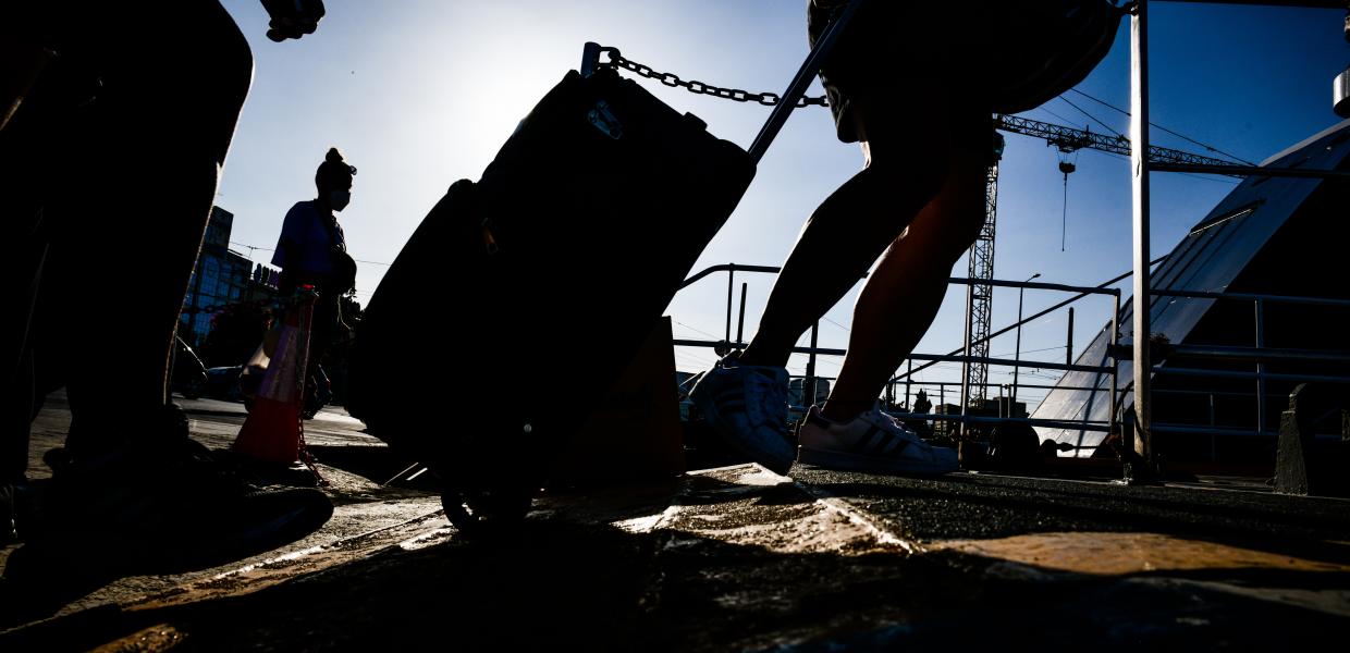 Ταξιδιώτες επιβιβιβάζονται σε καράβι στο λιμάνι του Πειραιά