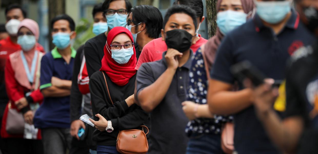 Άνθρωποι στην Ασία με μάσκες