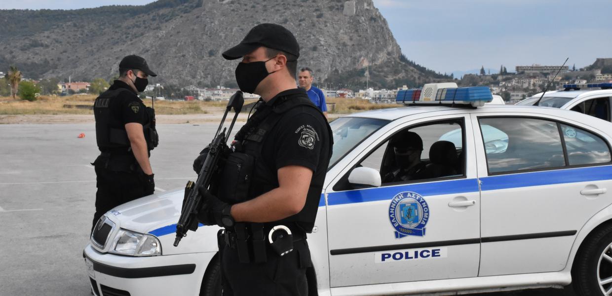 Αστυνομικοί δίπλα σε περιπολικό