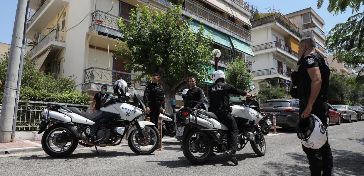 Αστυνομικοί στη Δάφνη όπου έγινε γυναικοκτονία