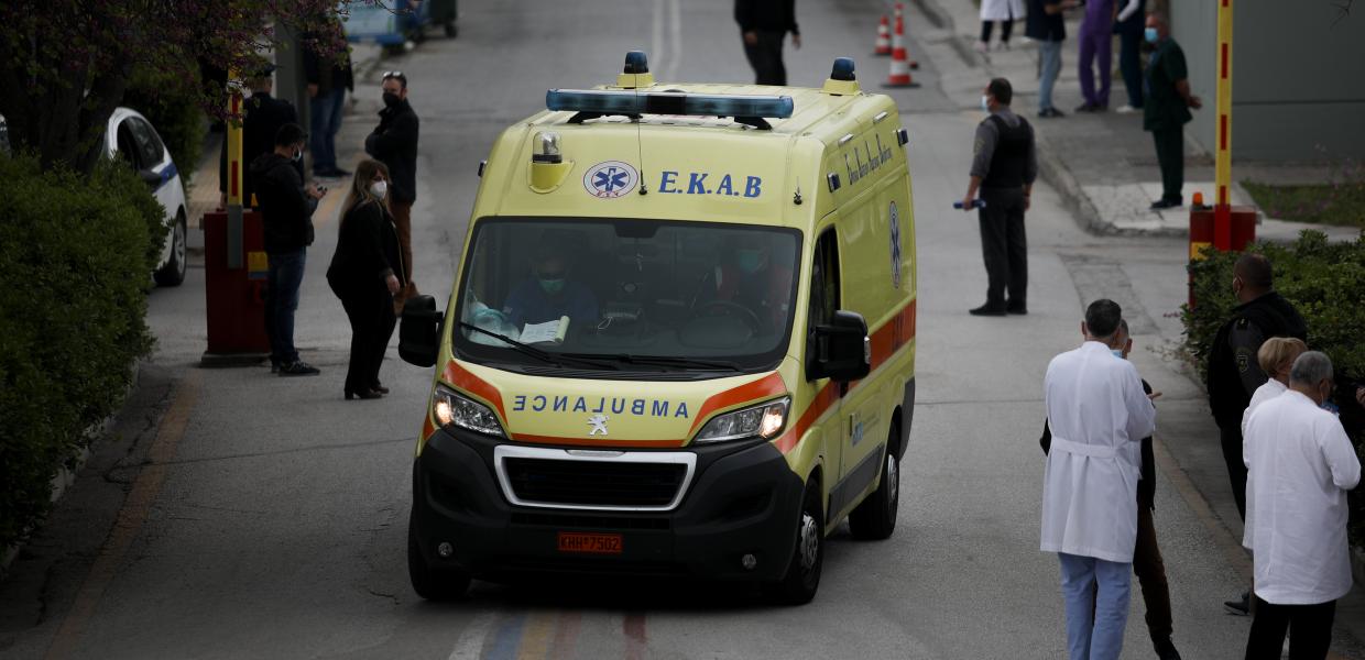 Ασθενοφόρο του ΕΚΑΒ στο Σισμανόγλειο νοσοκομείο