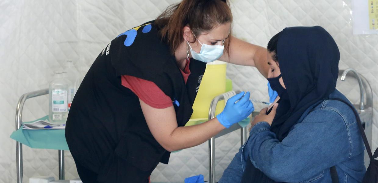 Εμβολιασμός πρόσφυγα στο Καρά Τέπε
