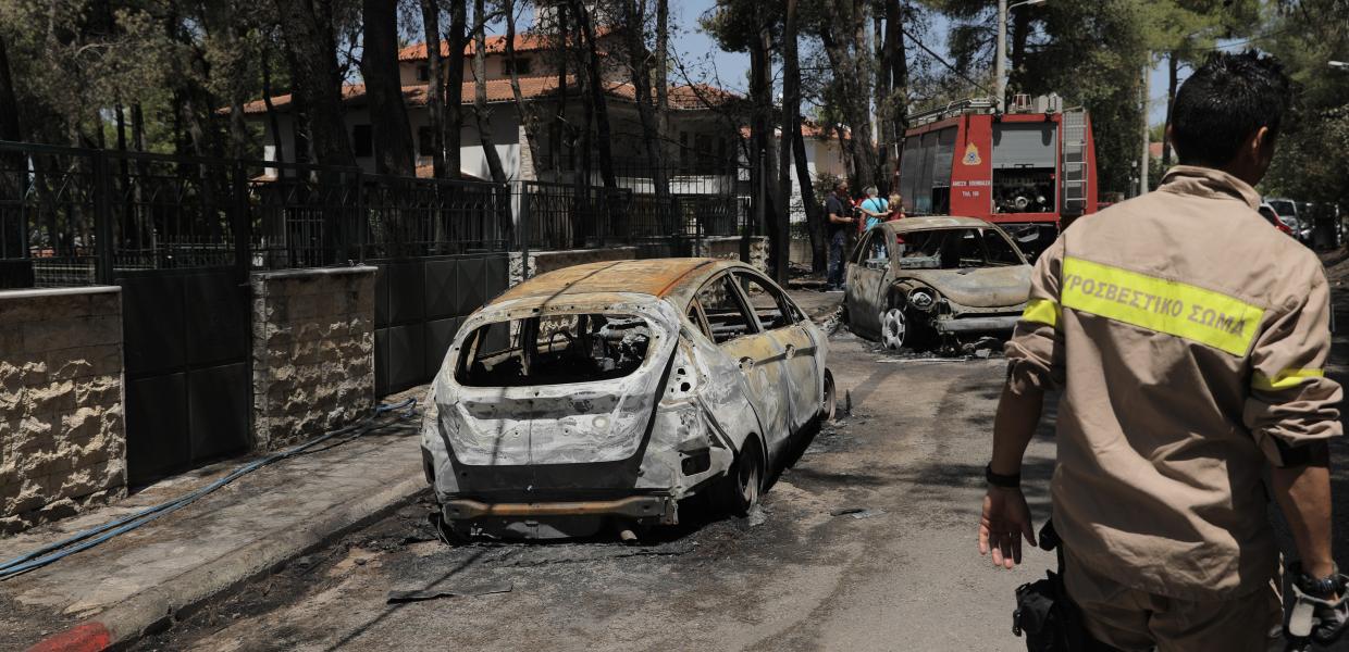 Πυροσβέστης στη Σταμάτα μετά την πυρκαγιά
