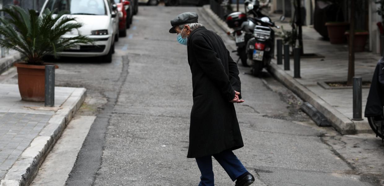 Ηλικιωμένος με μάσκα στο κέντρο της Αθήνας