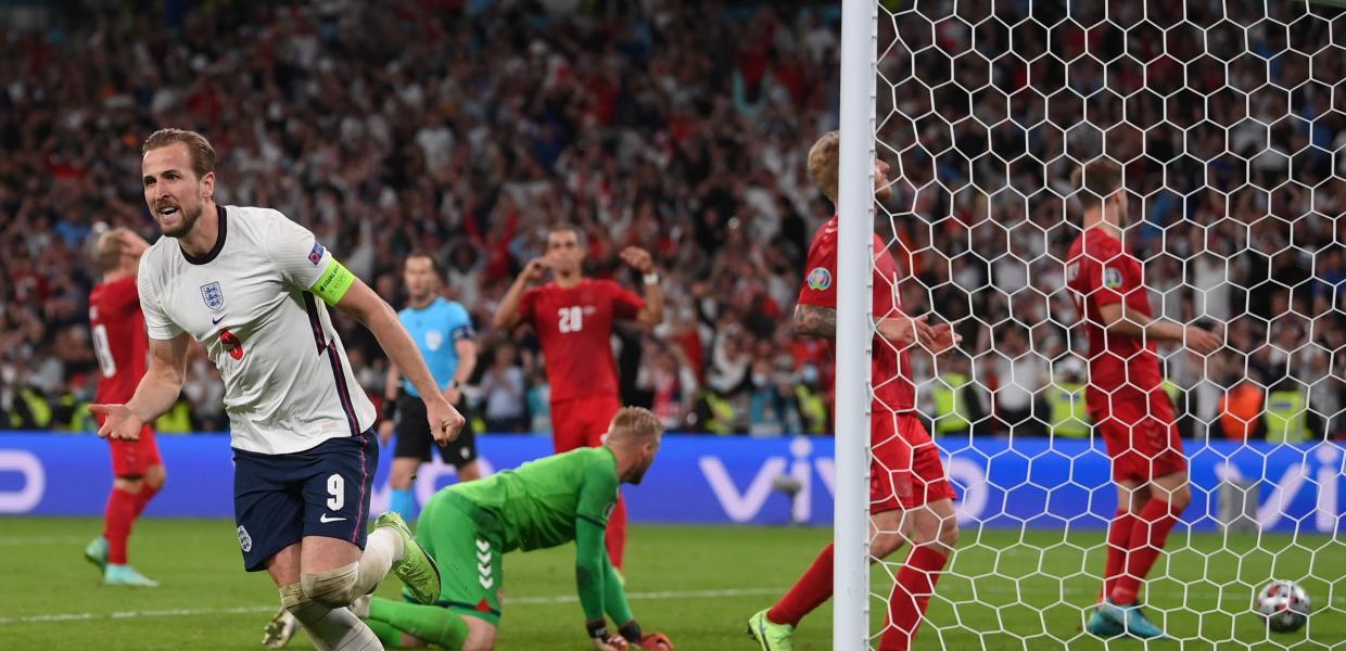 Ο Χάρι Κέιν βάζει γκολ στη Δανία στο Euro 2020