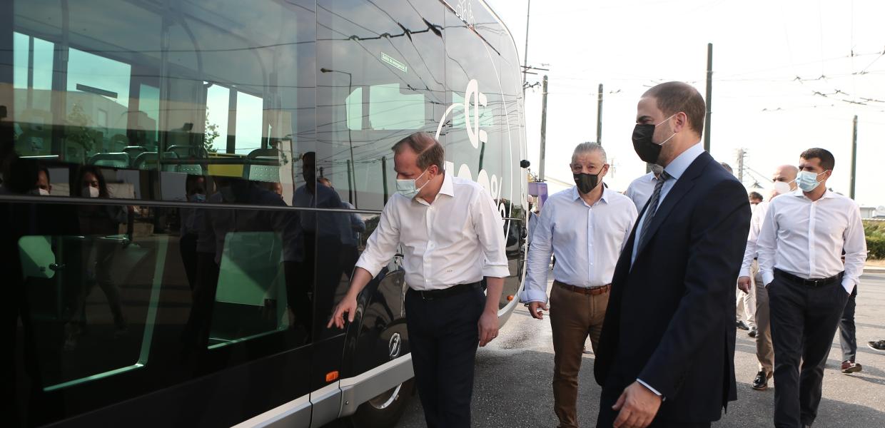 Ο Κώστας Καραμανλής στην παρουσίαση νέου ηλεκτρικού λεωφορείου