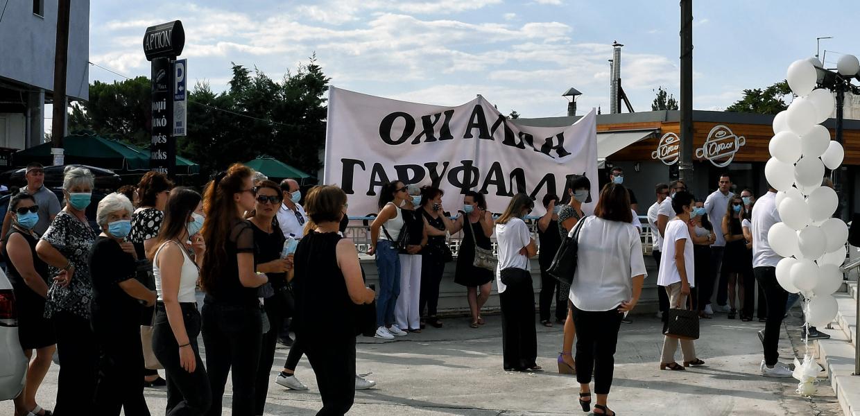 Πανό στην κηδεία της Γαρυφαλλιάς που δολοφονήθηκε στη Φολέγανδρο