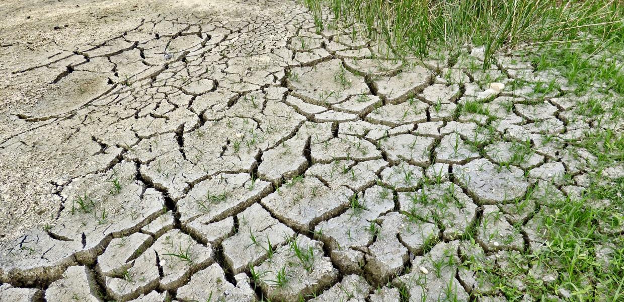 Ξερό τοπίο και ξηρασία λόγω κλιματικής αλλαγής 