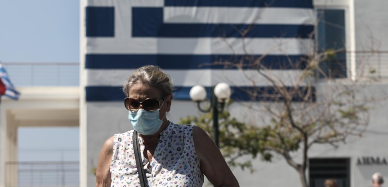 Γυναίκα φορά μάσκα στη Γλυφάδα