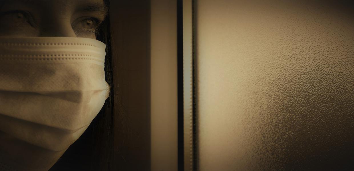 Γυναίκα φορά μάσκα ενάντια στον κορωνοϊό