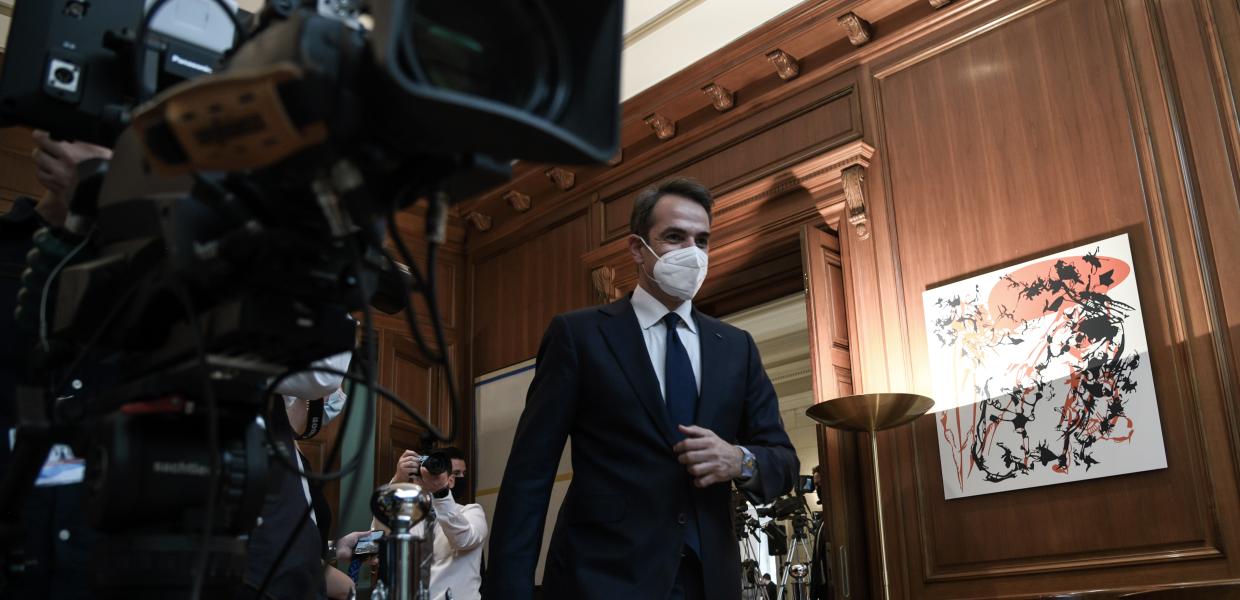 Ο Κυριάκος Μητσοτάκης πλάι σε κάμερα στο Μέγαρο Μαξίμου