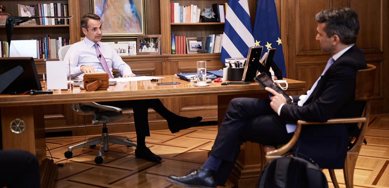 Ο Κυριάκος Μητσοτάκης στο Μέγαρο Μαξίμου δίνει συνέντευξη